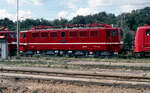 Frisch in strahlendem bordeauxrot lackiert steht die 242 393 am 18.09.1991 im Raw.