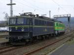 WAB 51 , BR 142 DR ,mit Schwesterlok WAB 58 abgestellt im Bahnhof Altenbeken.(20.04.2008)