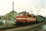 142 247 bei der Ausfahrt aus Halle (S) Hbf.