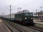 E42 151 mit ein paar Schad und Museumswagen in Hannover HBF am 31.1.09