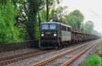 Die schon recht betagte 142 001-7 noch in der schnen alten dunkelgrnen Lackierung bringt einen Zug leerer Autotransporter vom Ruhrgebiet in Richtung Bielefeld am 30.04.2009.