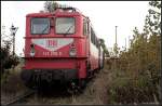 DB 142 255-9 in orientrot und mit Latz, der DB-Holzroller auf dem 6.