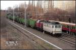 DP 57 (NVR-Nummer 9180 6142 126-2 D-WAB, ex SBB, LokoopAe 477 908, DR 142 126) und PBSV 19 mit dem DGS 91816 nach Ziltendorf (gesichtet Berlin Landsberger Allee 26.12.2009)