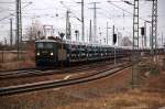 142 001 der MTEG fhrt am 14.03.10 mit einem Autozug Richtung Rbf Halle(S), fotografiert vom Hbf aus.