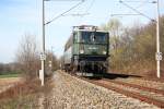 Am 08.04.2010 fuhr die 142 001-7 am Bahnbergang Oberlungwitz vorbei.