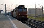 DP 62 und eine Kubecon-V 100 fahren am 29.05.10 mit einem Holzzug durch Bitterfeld Richtung Halle oder Leipzig.