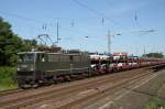 Mit einem Autozug fhrt 142 001-7 der Muldental Eisenbahngesellschaft (MTEG) durch den Bahnhof Schnebeck (Elbe) in Richtung Magdeburg.