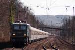 E42 151 mit Sdz 324 aus Mainz nach Dortmund bei der Durchfahrt in Rhndorf, 19.3.11