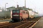 Alles war mglich um die Wendezeit herum. So konnte auch ein ehemals Rostocker S-Bahn-Zug von Halle in Richtung Kassel laufen. Mit 142 207 kommt so eine Fuhre am 08.03.92 durch Rblingen am See.