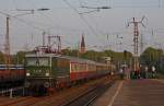 E42 151 mit einem Gesellschaftssonderzug in Richtung Kln bei der Durchfahrt in Mlheim-Styrum, 25.9.11