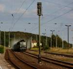 Mchtig  staubend  rast   ein Gterzug  mit selbstenlade Wagen  am 24.08.09 zum spten Nachmittag  durch den Bahnhof Lietzow (Rgen)
Gezogen von 2  Holzrollern  Die erste Lok ist etwas schmutzig blautrkisfarben und trgt die Bezeichnung DP 51