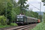 E42 151 zog am 13/05/2011 einen Sonderzug bei Unkel rheinabwrts.