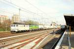 Berlin Greifswalder Strae am 23.04.12: 2 142er auf Durchfahrt mit ihrem VTG Kesselwagenzug und ein Zug der S-Bahn Berlin kurz vor Abfahrt.