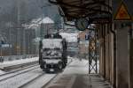 Nachschu auf 142 001 der MTEG, die vom Wetter gezeichnet, gerade durch den Bahnhof Knigstein in Richtung Bad Schandau fhrt.