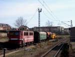 Holzroller 142 220  am Tropf  in Dresden-Friedrichstadt. So dient sie als Heizlok fr die Wagen der  Rollenden Landstrae , in denen die LKW-Fahrer mitreisen.(01.04.03)