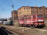  Infusion  für Holzroller DR 142 220 in Dresden-Friedrichstadt. Sie dient so als Heizlok für die Wagen der  Rollenden Landstraße , in denen die LKW-Fahrer mitreisen.  (01.04.03)