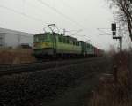 Nebliges und Trübes Wetter in Plauen am 13.03.2015 mit zwei Holzrollern der EPG (142 118 und 142 150) am Containerzug.