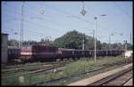 242387 fährt am 26.8.1990 mit einem Kohlezug in den Hauptbahnhof von Magdeburg ein.