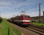 Holzroller 142 110-6 und 142 145-2 mit Cerialswaggons auf dem Weg nach Freiberg. Aufgenommen in Cossebaude am 08.05.2015.