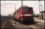 In Lutherstadt Eisleben war am 26.4.1992 die 142393 vor einem stilreinen DR Dosto in Grün zu sehen.