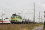 142 133-8 EGP Holzroller mit einem Autozug in Dedensen Gümmer, am 30.09.2016.