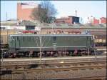 Am 11.03.2007 stand gegenber dem S-Bahn-Haltepunkt Dsseldorf Hamm (nahe am Rheinhafen) die MTEG-Lok 142 001 vor einem Zug mit Autotransportwaggons. Leider wird die Lok von ein paar sten teilweise verdeckt, war aber nicht anders machbar. Wre es irgendeine DB-Lok htte ich auf ein Hochladen verzichtet, aber bei dieser eher selten anzutreffenden Lok ist es vielleicht gerade noch vertretbar.