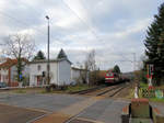 Erfurter Bahnservice 142 110-6 am 28.12.16 mit Kesselwagen in Hanau West an einer Schranke fotografiert