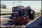 Leipzig Bayrischer Bahnhof am 1.5.1990: vorn Köf II DR 100214 und dahinter
242137 vor einem Doppelstockzug.