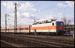 143635 fährt hier am 25.3.1993 um 15.11 Uhr mit einer S-Bahn Garnitur aus Richtung KÖLN HBF kommend in Köln Deutz ein.