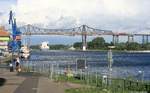 Mal was anderes von mir: Hochbrücke Rendsburg mit einem SH-Express und einer 143, fotografiert am 26.08.2012. Ich denke, das Zügle fährt so dort auch nicht mehr.....