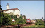 Unterhalb der Deutschordensburg in Gundelsheim ist 143914 am 1.7.1993 um 18.50 Uhr mit einem Güterzug in Richtung Heidelberg unterwegs.