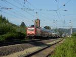 114 012 ist auf der RB51 Wächtersbach-Frankfurt eingesetzt und hat sechs Dostos am Haken. (Gelnhausen, 30.05.18)