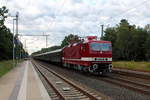 Die 243 931-3 mit dem Sonderzug des LDC-auf der Fahrt von Cottbus nach Warnemünde zur Hanse-Sail am 11.08.2018 in Nassenheide.