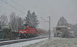 Bei starkem Schneefall zieht 143 568-4 die RB27 durch Grevenbroich Richtung Köln. Soeben hat sie das alte Stellwerk Ef Erftwerk passiert.

Grevenbroich 30.01.2019