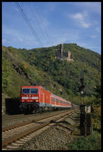 Bei Burg Maus ist hier am 14.10.2003 um 14.15 Uhr die DB 143166-7 mit einem RB nach Koblenz unterwegs.