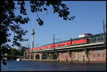 Eine DB Elektrolok der Baureihe 143 ist hier am 23.9.2006 in Höhe Jannowitzbrücke auf der Berliner Stadtbahn mit einem Dosto in Richtung Ostbahnhof unterwegs.