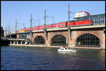 DB 143306 ist hier am 23.9.2006 in Höhe Jannowitzbrücke auf der Berliner Stadtbahn mit einem Dosto in Richtung Ostbahnhof unterwegs.