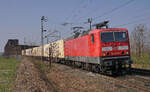 Lokomotive 143 963-7 mit einem Containerzug am 28.03.2022 auf der Hochfelder Eisenbahnbrücke in Duisburg.