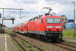 DB 143 009 schiebt im neuen Lack und Taufnamen  Isabell  den RE10 nach Halle(S)Hbf durch den Haltepunkt Leuna Werke Nord. (11.06.2022)