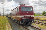 Lok 243 005 mit dem RÜGEN-EXPRESS wurde in Bergen auf Rügen vor dem Bahnsteig abgestellt. - 23.07.2022
