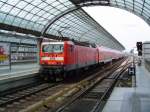 BR143 326-7 schiebt hier ihre RegionalBahn aus dem Bahnhof Berlin Spandau in Richtung Nauen. (21.06.04)
