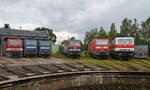 An 01.08.2021 fand beim Thüringer Eisenbahnverein in Weimar ein Treffen zahlreicher 143er statt. Am Lokschuppen standen 243 117 vom TEV, 143 124 und 143 vom Fahrzeugwerk Karsdorf, 143 326 und 012 von DB Gebrauchtzug sowie 243 822 vom Fahrzeugwerk Karsdorf sowie ein ASF. 
