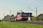 Überraschung am Abend. Aus der Entfernung konnte man die Bordeaux rote 143 sofort erkennen. Zuerst dachte ich an eine Lok von Delta Rail. Es entpuppte sich jedoch als 143 250-9 von DB Gebrauchtzug. Hier rauscht sie mit einem leeren Autozug durch Woltorf in Richtung Braunschweig.

Woltorf 21.04.2023