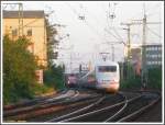 Die 143 im Bild links musste mit ihrer Regionalbahn nach Frankfurt am Main-Hauptbahnhof am Abend des 25.08.2007 in Hhe des alten Bahnhofsgebudes von Frankfurt am Main-Niederrad erst einen ICE