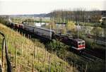 20.April 1993 zwischen Offenau und Gundelsheim 143 925-6 Ex. 243 925-5  Bw Erfurt( Leigabe Mannheim) mit Ng 63214 von Heibronn Rbf. und Mannheim Rbf, am Neckar und Bundesstraße 27