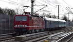 DB Museum, Nürnberg, Fahrzeugnutzer: Standort Halle (Saale) mit ihrer  243 002-3  (NVR:  91 80 6143 002-4 D-DB ) und zwei Museumspersonenwagen, einem CityNightLine Liegewagen mit Packabteil und einem Silberling Steuerwagen in klassisch türkis-weißem Farbmuster auf Sonderfahrt am 31.01.25 gesichtet Höhe Bahnhof Berlin-Karow. 