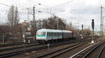 143 002-4 schiebt P 28977 als Schulungsfahrt der DB Training, von Rostock via Stralsund und Berlin nach Wittenberg mit Ziel Delitzsch.
Hier durchfährt die Garnitur Berlin-Springpfuhl.

Zur Reihung:
Steuerwagen D-DB 50 80 80-35 560-4 Bybdzf, 
in der Mitte D-DB 61 80 82 - 90 405-2 BDcm
und hinten 243 002.

Berlin, der 31.01.2025 gegen 13:38 Uhr