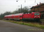 143 927 steht am 11.04.08 mit ihrer RB nach Leipzig Hbf abfahrbereit im Bahnhof Raguhn.