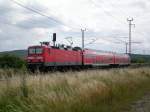 143 829 ist am 7.07.2008 fr die Regionalbahn Halle(S)-Sangerhausen eingeteilt. Der Zug ist hier am Block Steinberg unterwegs und wird in Krze Sangerhausen erreichen. 