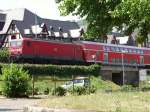 Baureihe 143 mit Doppelstockwagen in Oberwesel.